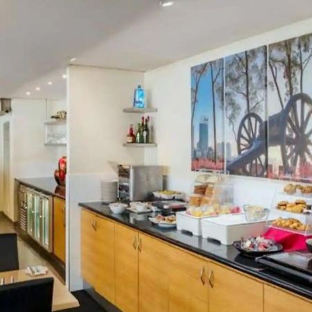 City & Lakeside With Free Parking, Pool And 10 Mins Walk Into The City 珀斯 外观 照片