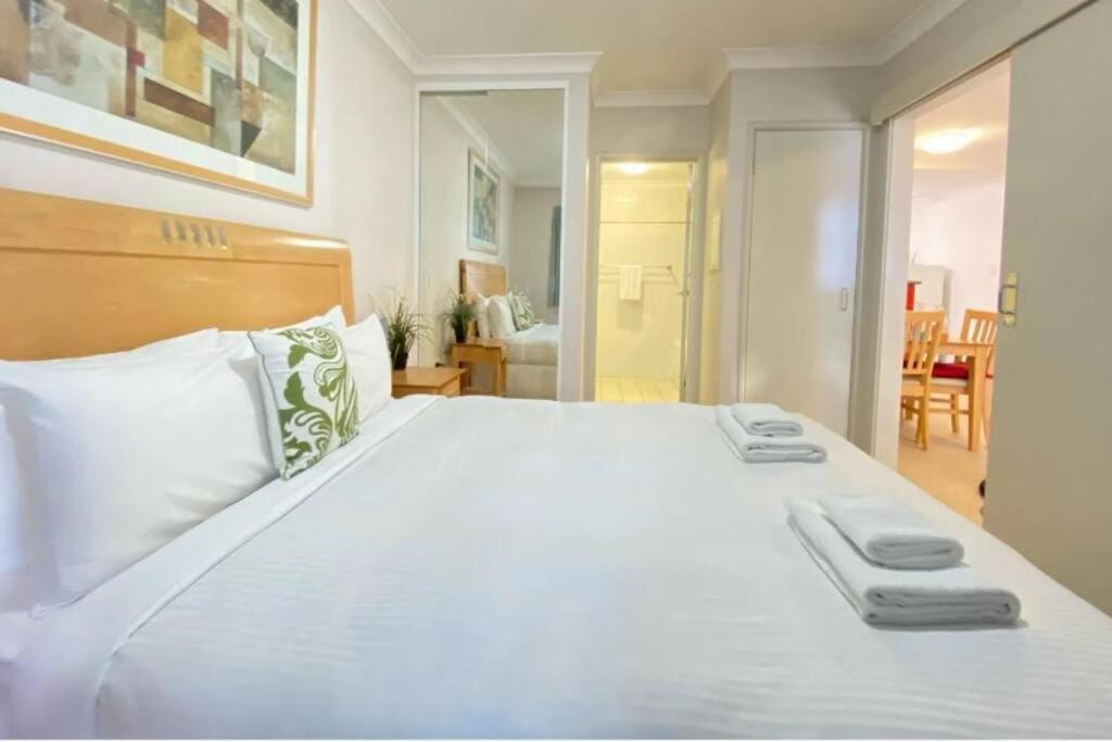 City & Lakeside With Free Parking, Pool And 10 Mins Walk Into The City 珀斯 外观 照片