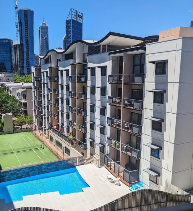 City & Lakeside With Free Parking, Pool And 10 Mins Walk Into The City 珀斯 外观 照片