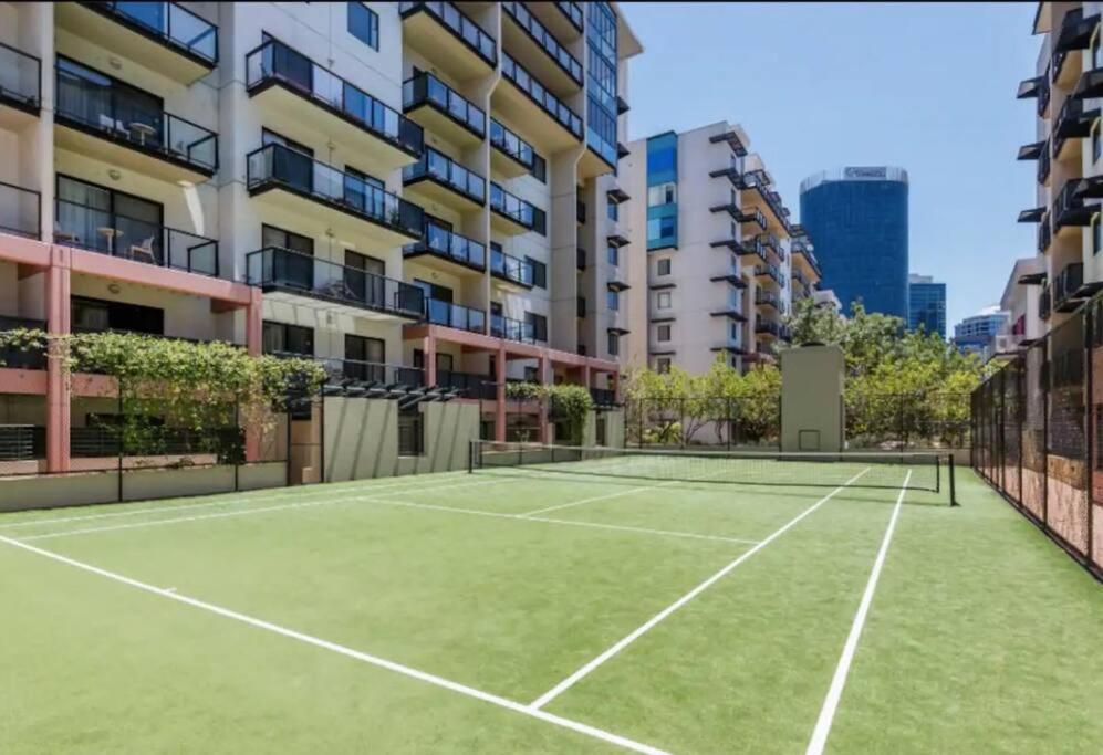 City & Lakeside With Free Parking, Pool And 10 Mins Walk Into The City 珀斯 外观 照片