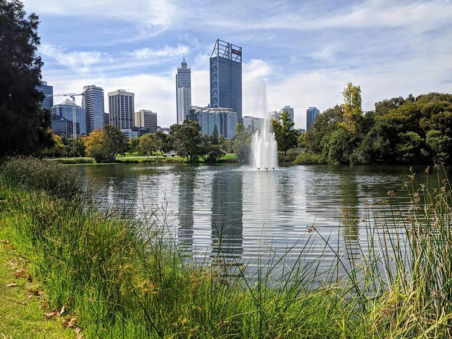 City & Lakeside With Free Parking, Pool And 10 Mins Walk Into The City 珀斯 外观 照片