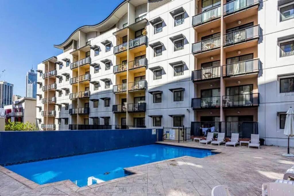 City & Lakeside With Free Parking, Pool And 10 Mins Walk Into The City 珀斯 外观 照片