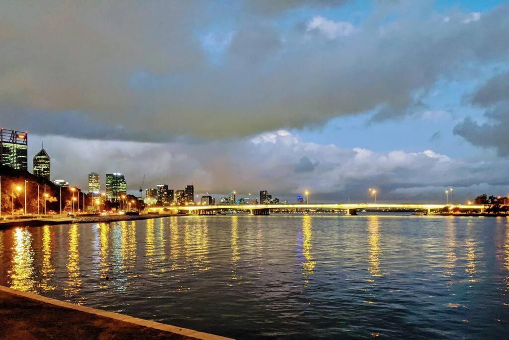 City & Lakeside With Free Parking, Pool And 10 Mins Walk Into The City 珀斯 外观 照片